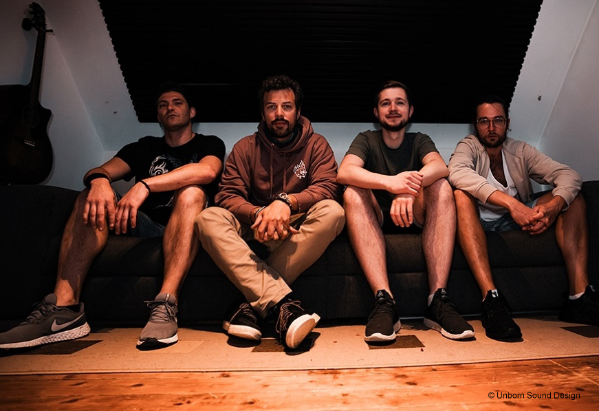 Bild Die Band SMOKING LIPS 2024 sitzend auf dem Sofa